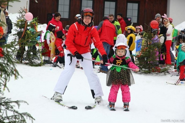 Maškarní lyžovačka ve Ski areálu Razula