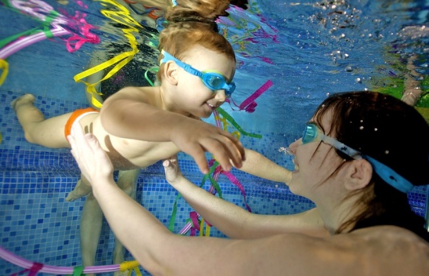 Plavání rodičů s dětmi